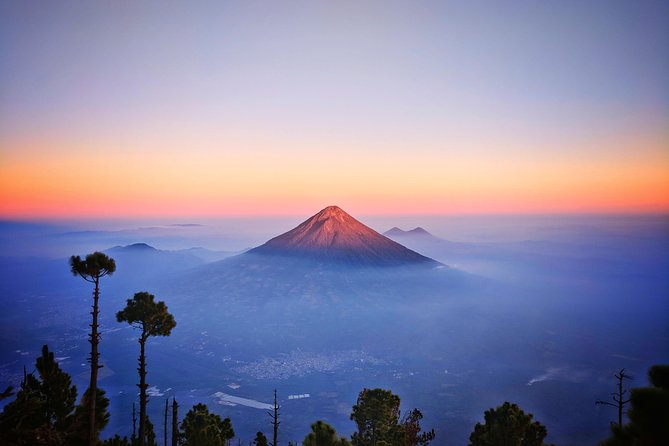 Des randonneurs au camp de base de l'Acatenango observent l'éruption nocturne du Volcán de Fuego — Cyman Travel