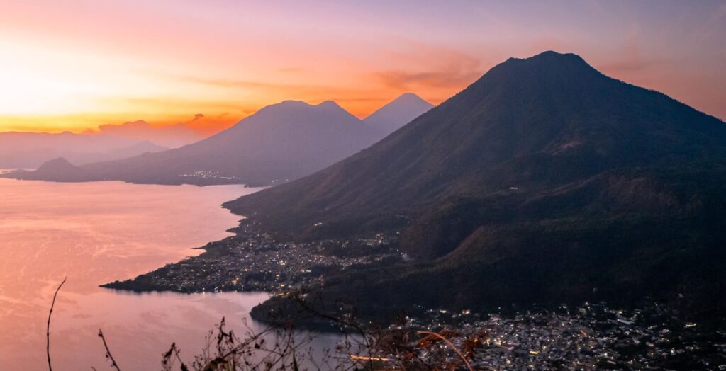 Mirador del amanecer en Indian Nose, sobre el lago Atitlán (Guatemala), con tres volcanes y pueblos a sus pies