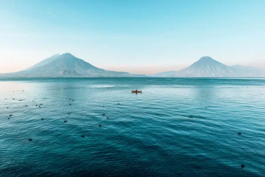 Vista panorámica del lago Atitlán, en Guatemala, con tres volcanes y pueblos mayas a orillas del lago — Visitas guiadas de Cyman Travel