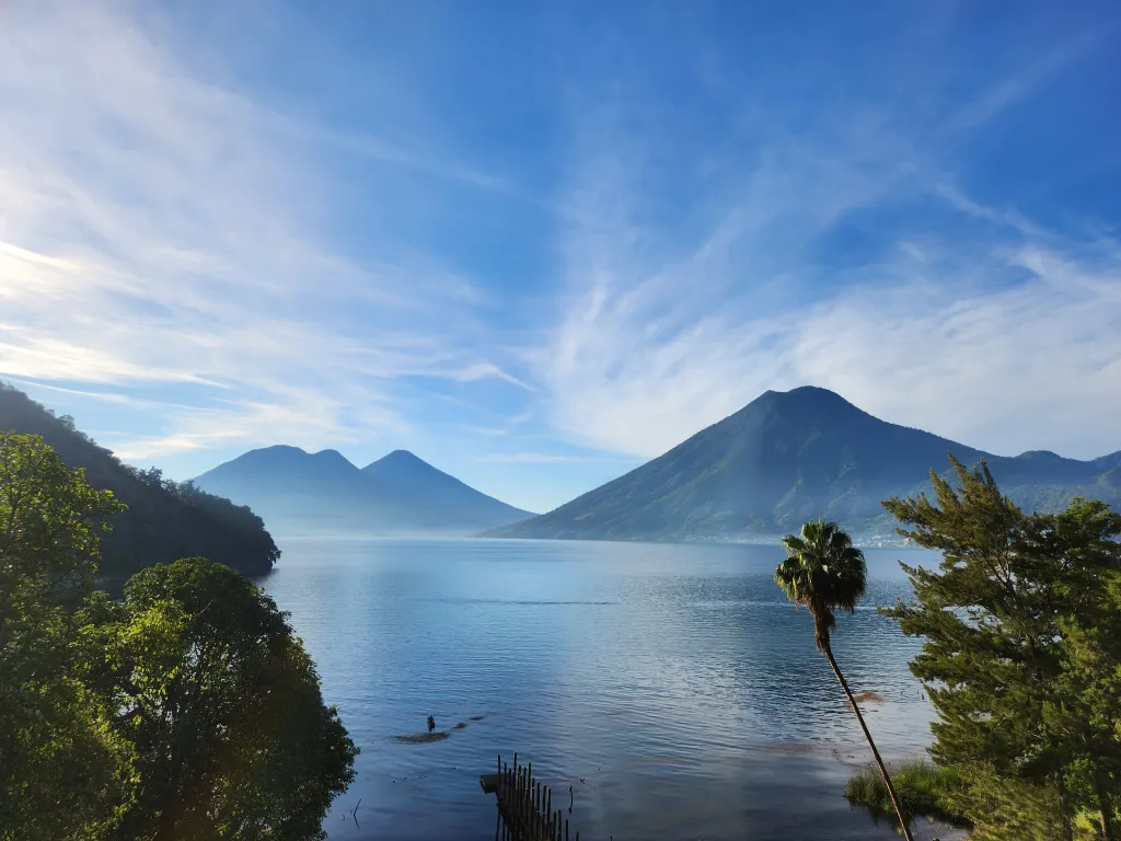 El lago Atitlán, rodeado de exuberantes volcanes verdes, en julio, durante la temporada de lluvias en Guatemala: excursión de un día desde Antigua con Cyman Travel
