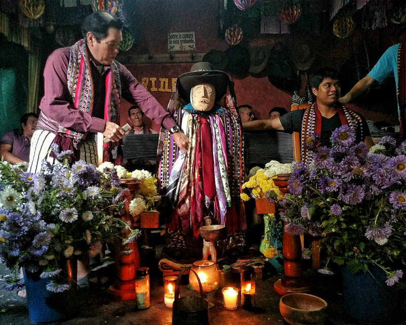 Santuario del santo popular Maximón, Santiago Atitlán, lago Atitlán, Guatemala, ceremonia maya tz’utujil