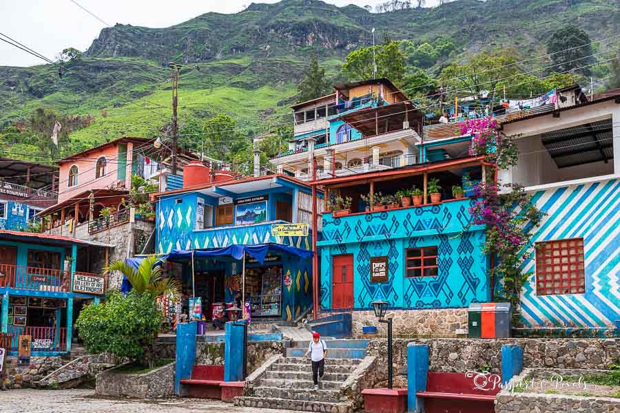Santa Catarina Palopó, un pueblo pintoresco a orillas del lago Atitlán, en Guatemala, con coloridos motivos geométricos mayas en sus edificios