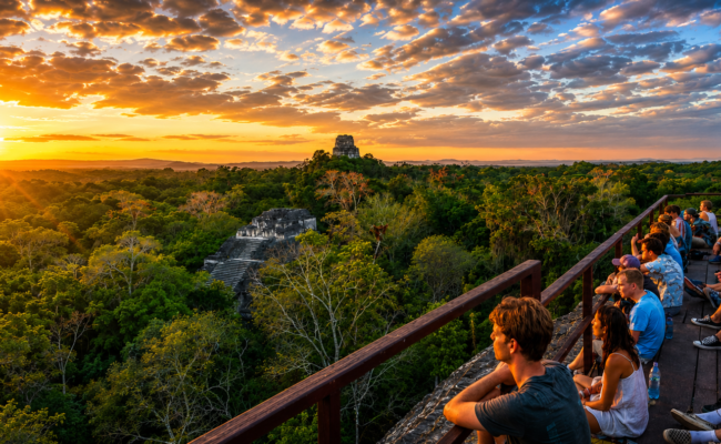 Die Tempel von Tikal bei Sonnenuntergang über dem Blätterdach des Dschungels in Guatemala